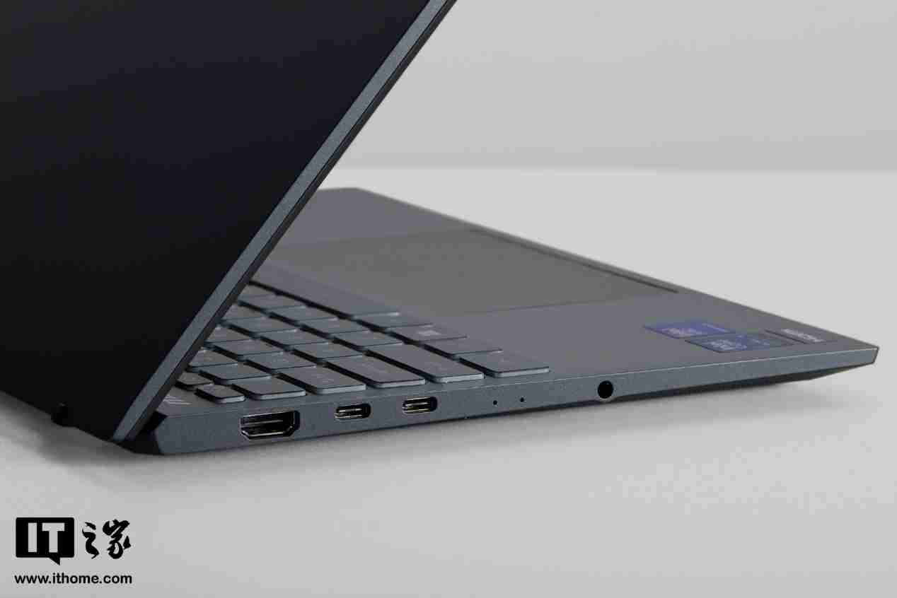 【IT之家开箱】微星尊爵 13 AI+ Evo 2024 图赏：990g 极致轻薄本