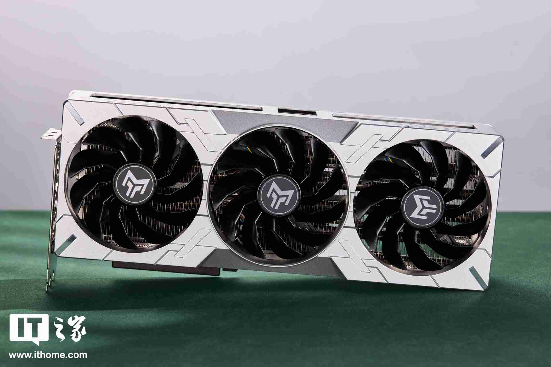 影驰 GEFORCE RTX 4070Ti SUPER 金属大师 Plus OC 图赏，硬派金属风，旗舰同款散热