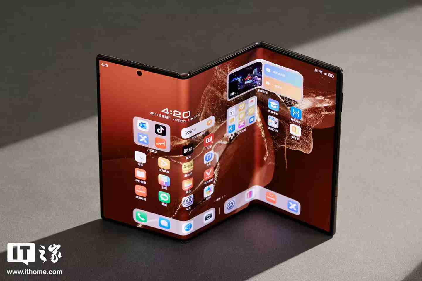 三星三折叠手机曝光：往内双折、展开 10 英寸，单屏 / 三屏使用，有望 2025 年发布