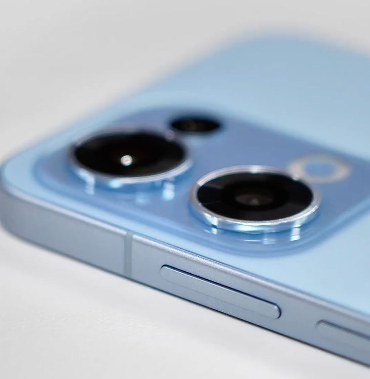 OPPO Reno 13 系列手机正面曝光：金属中框 + 四窄边直屏