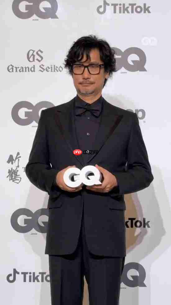 小岛秀夫出席年度人物颁奖典礼！西装革履小领结