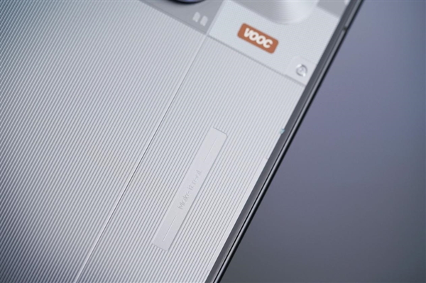 透明RGB光环 辨识度拉满！真我Neo8图赏