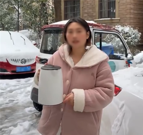 热水浇车玻璃会炸吗？女子拿别人车做实验 回应更让网友气笑