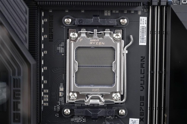 刷新超频记录！七彩虹iGame X870E Vulcan OC V14图赏