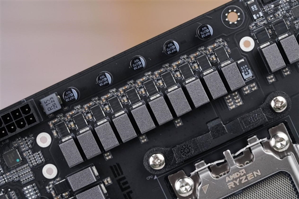 刷新超频记录！七彩虹iGame X870E Vulcan OC V14图赏