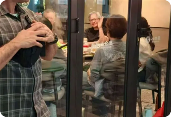 黄仁勋现身深圳吃牛肉火锅 7人消费800余元 大赞牛肉很新鲜很好吃