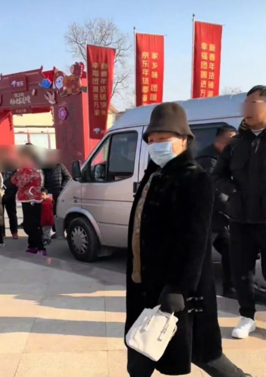 刘强东父母回光明村过年：穿儿媳买的大衣很朴实