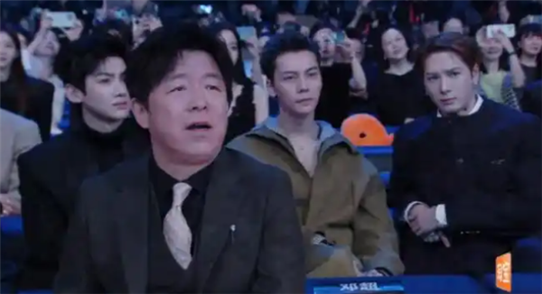 宇树机器人台上热舞 台下舞王四脸看懵 黄渤白敬亭被赶上架赛博斗舞