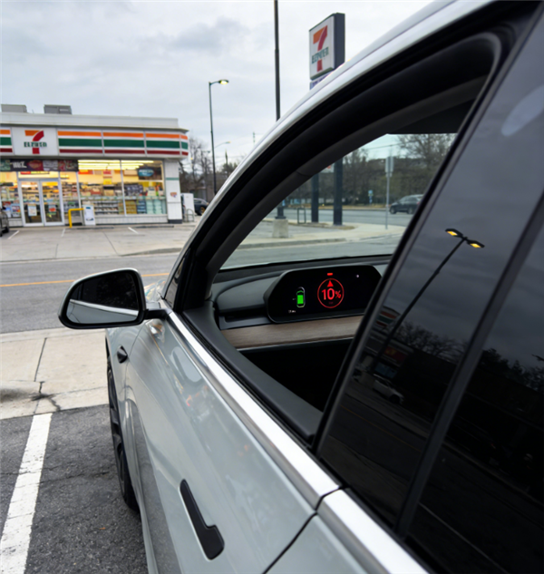 新能源车电量耗尽 高速上下车推行20米：司机和乘客2人身亡